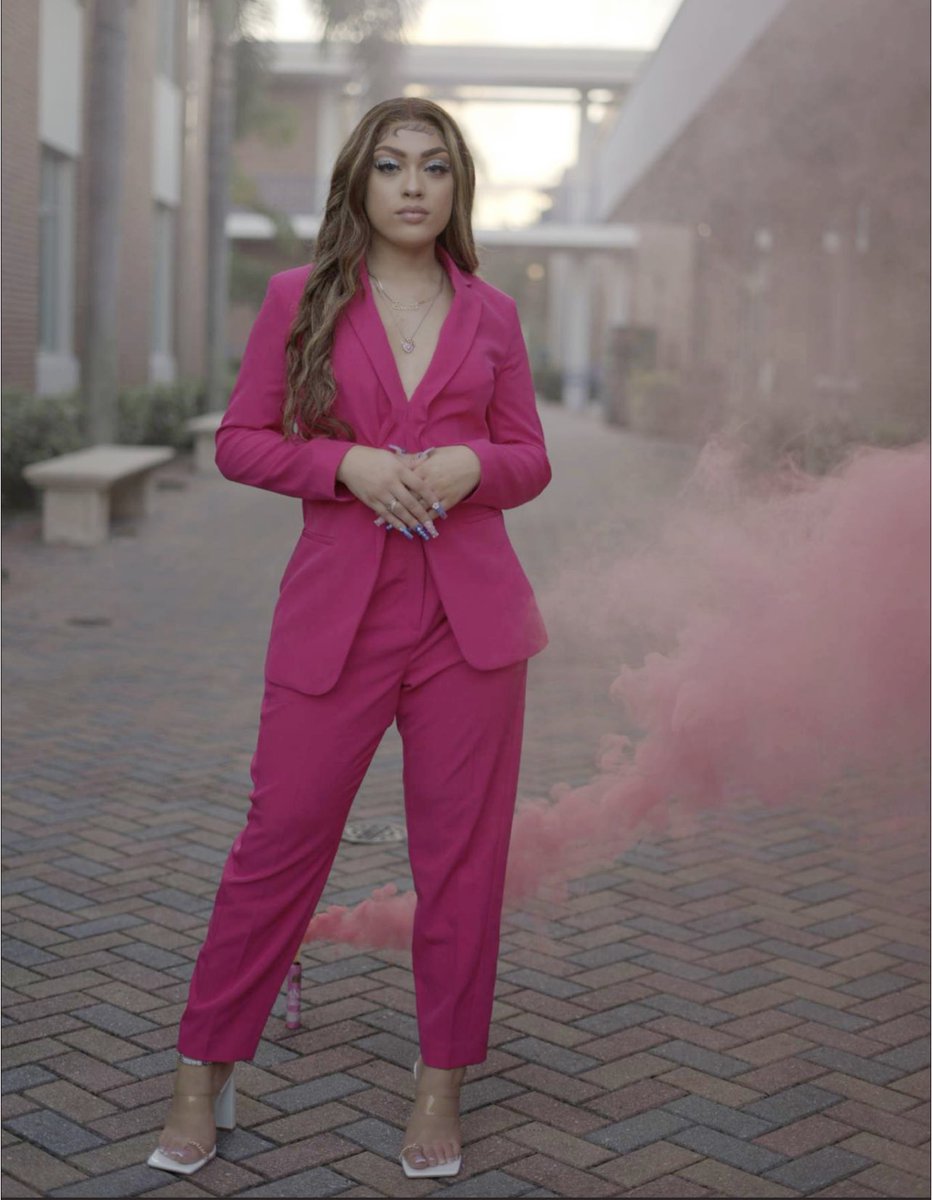 jaylianaaa's tweet image. Accomplished my biggest goal that I set at age 14 😭. At 19, I Graduated with my Bachelors Degree in Criminal Justice with a 3.8 gpa 📚👩‍🎓❤️ #firstgeneration #collegegrad #Classof2021