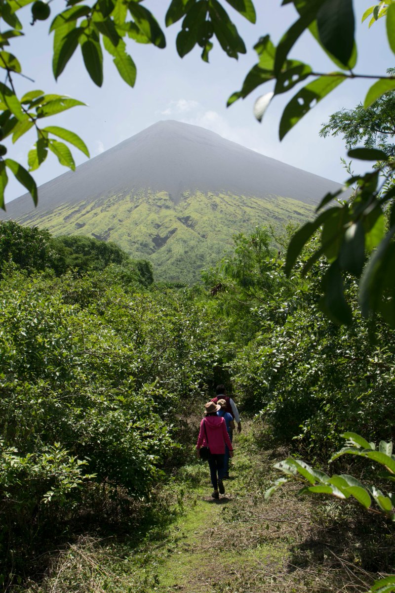 inturchinandega's tweet photo. ¿Y si conquistamos la cima del este coloso antes de acabar el año?  ⛰🚶‍♂️💪
#VisitaNicaragua 
#VisitaChinandega https://t.co/TTA55RbaMQ