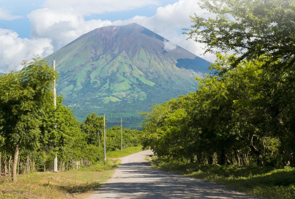 inturchinandega's tweet photo. ¿Y si conquistamos la cima del este coloso antes de acabar el año?  ⛰🚶‍♂️💪
#VisitaNicaragua 
#VisitaChinandega https://t.co/TTA55RbaMQ
