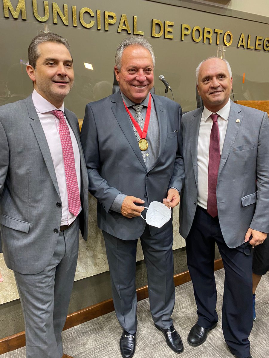 medeirosinter's tweet photo. Dia de prestar nossa reverência e homenagens ao treinador Abel Braga. Parabéns pelo Título de  Cidadão de Porto Alegre! https://t.co/YwPLGQPFok