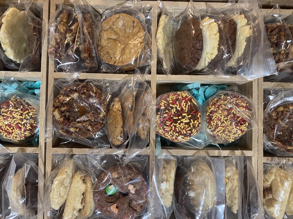 KhadijaGAdams's tweet photo. So grateful this amazing work @DeezCookiesCbus has been able to pull off with a bunch of help from our friends ๐๐พ๐๐พ๐๐พ #BlackOwnedBusiness #womanownedbusiness #subscriptionbox #curatedbox #uniquegifts https://t.co/9bA2AQwHKy