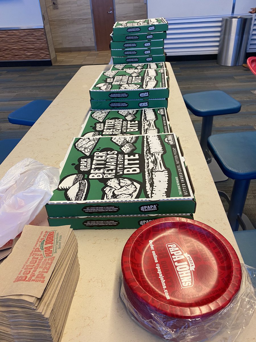 When flight is delayed and the <a href="/Delta/">Delta</a> crew orders pizza for everyone. Kudos for empowering your employees to deliver excellent customer service during busy season. #DeltaAirlines #CustomerService