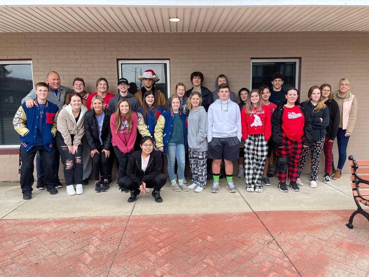 elwoodtennis's tweet photo. Our Panther Basketball &amp; Swim teams joined forces today to assist with the Christmas Toy Drive at the Morrisett Center.🏀🏊‍♂️#Pantherbasketball#Pantherswimming#Pantherpride https://t.co/ytEoIBq5hE