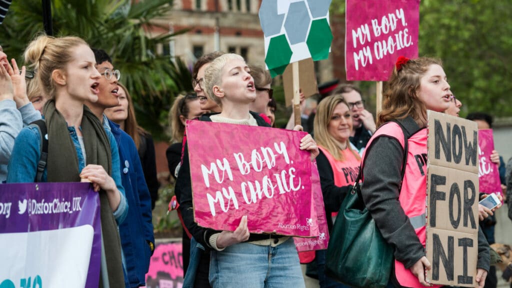 Антивоенные демонстрации в сша. Движение против сша. Антивоенные митинги в сша вьетнам 1968. Борец против расовой сегрегации в сша. Протесты хиппи против войны во вьетнаме.