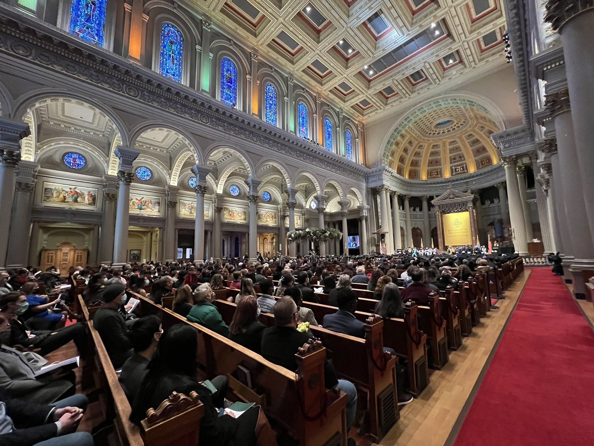 usfca's tweet photo. Commencement on the Hilltop today! 🎓🎉 

Congratulations to the 950 graduates of USF’s December Class of 2021. Go forth and change the world! 

#USFCA https://t.co/BBKRIWdoNw