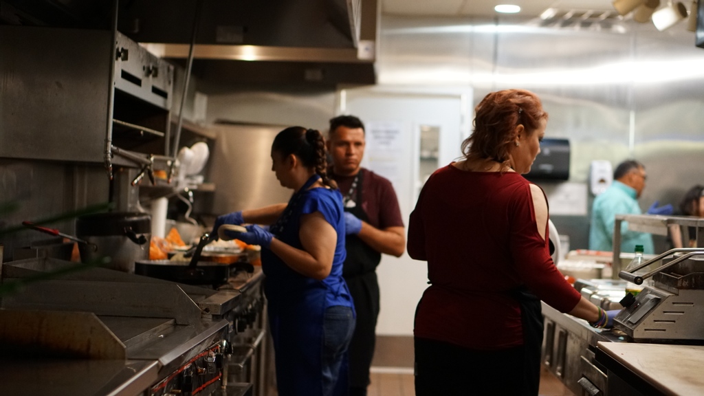 MundoDeFe's tweet image. ¡Este domingo tendremos comida a la venta en el comedor después del servicio! Invita a unos amigos/familiares a convivir contigo. 🤝