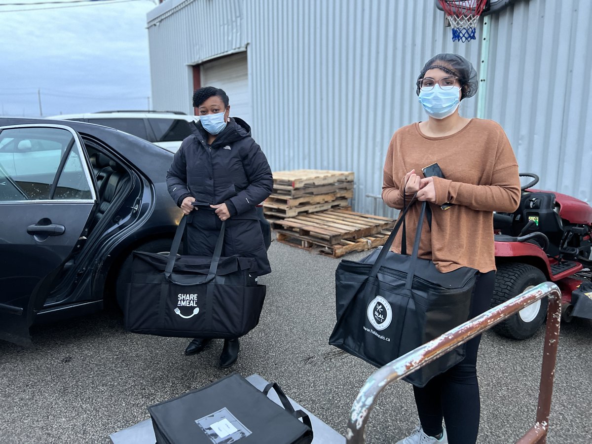 shareamealnow's tweet photo. For this week's #HolidayGiveaway we gave out hot meals to those in need at @tdsb with Principal Onika and St.Jamestown Community Centre with @tps51div
Thank you to our partners who came out and helped - we couldn't have done it without you ✨ #12DaysofSharing https://t.co/EAf0QkCCc2