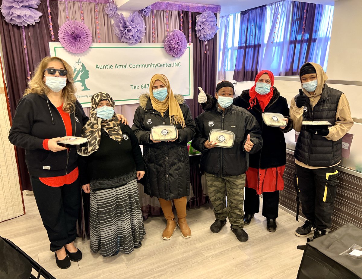 shareamealnow's tweet photo. It's day 5 of #12DaysofSharing! Our #HolidayMealsGiveaway for today was at Victoria Park as we shared meals with Auntie Amal Community Centre. Thank you to everyone who has helped us on this journey! @AuntieAmal https://t.co/R1zfHnzsCs