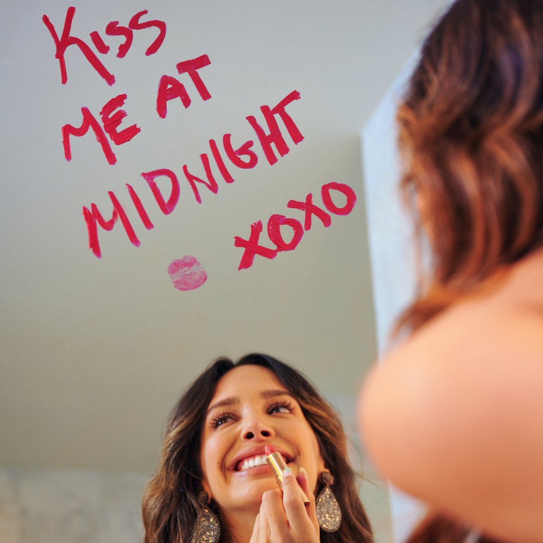 Fontainebleau's tweet photo. Who are you kissing at midnight? 💋 👇 #BleauYearsEve https://t.co/fBZDRe3ULL
