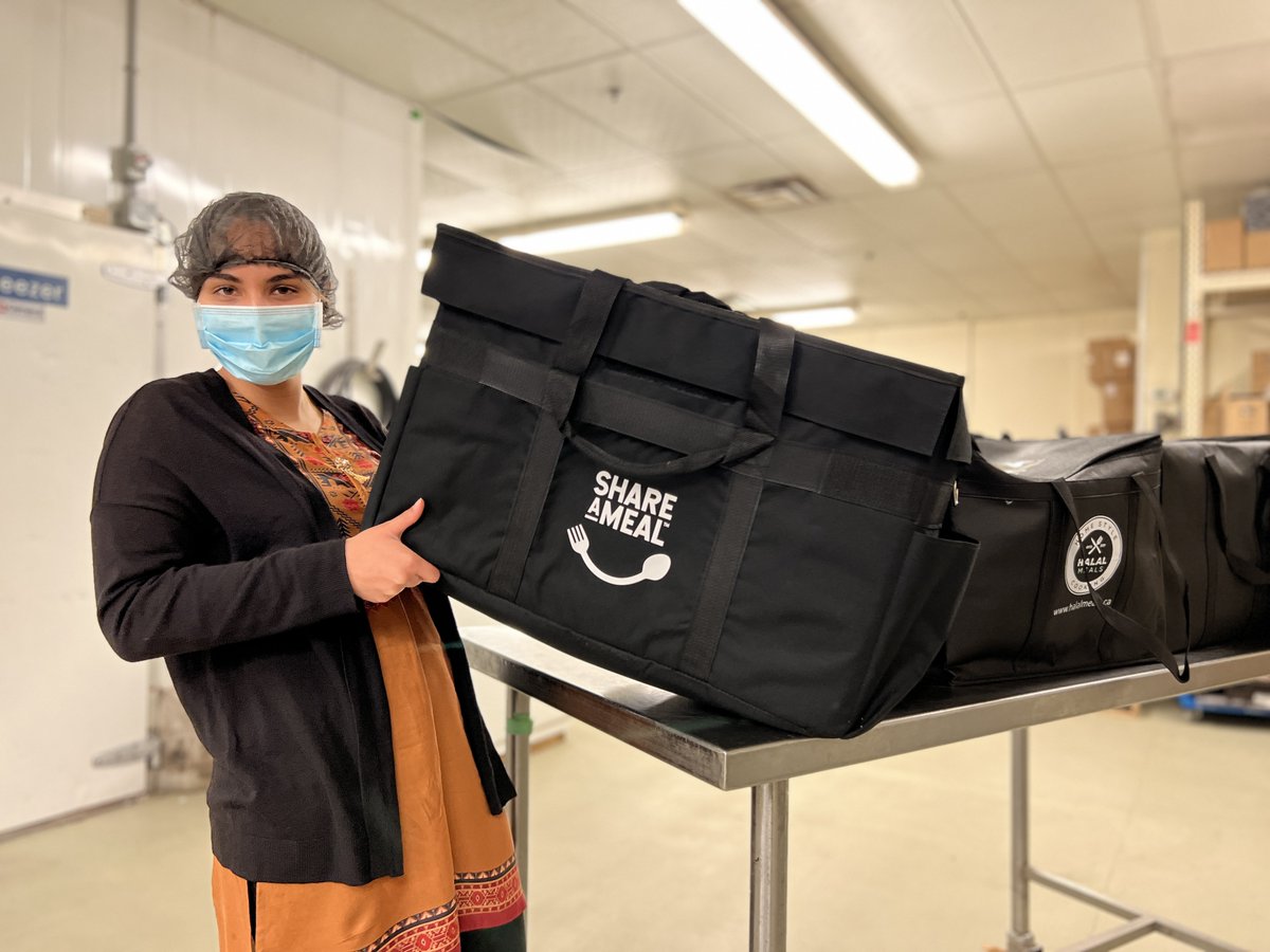 shareamealnow's tweet photo. It's day 5 of #12DaysofSharing! Our #HolidayMealsGiveaway for today was at Victoria Park as we shared meals with Auntie Amal Community Centre. Thank you to everyone who has helped us on this journey! @AuntieAmal https://t.co/R1zfHnzsCs