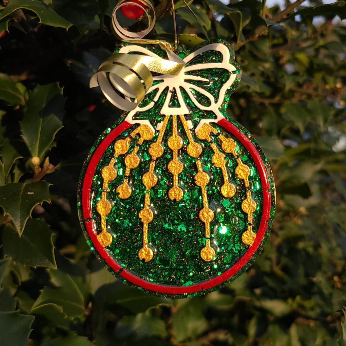 You can never have too many ornaments - especially when they're custom epoxy baubles! 🎄

📸 \\  instagram.com/eclecticturnip…