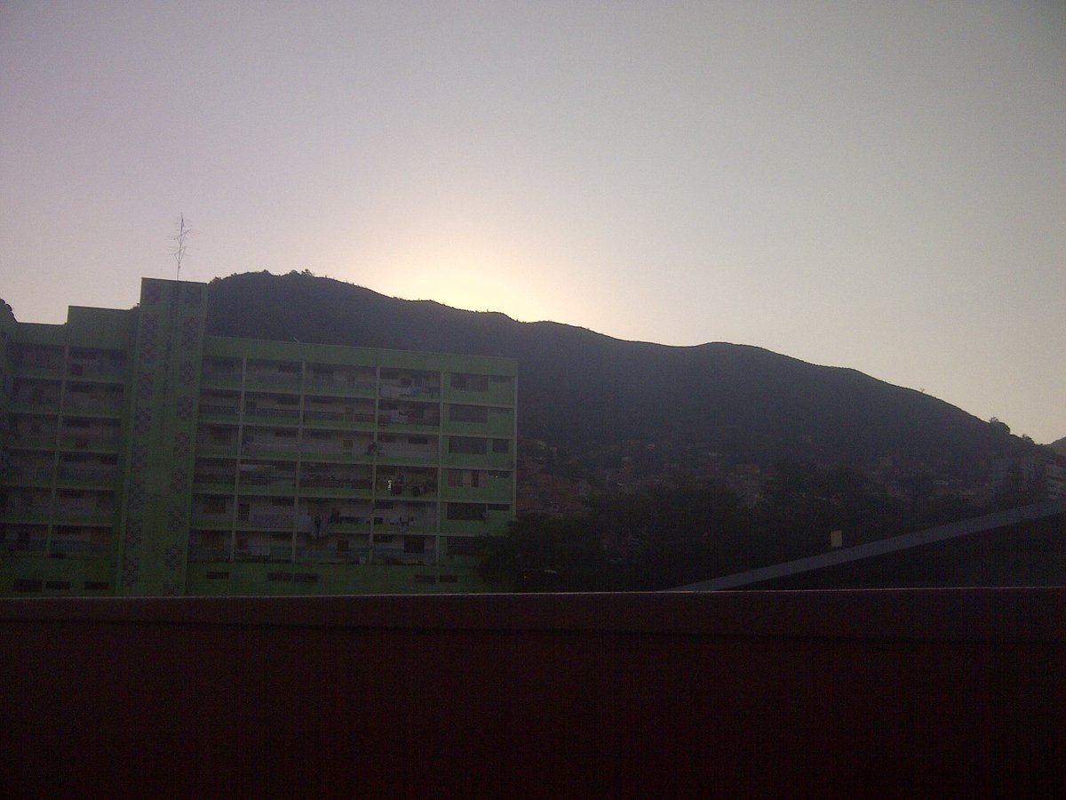 Raulnavab's tweet photo. 🄰🄼🄰🄽🄴🄲🄴🅁.

Ya podemos ver cómo comienza a amanecer.

Un hermoso sol abriéndose paso a través de la oscuridad, llenando de luz cada rincón de nuestra hermosa ciudad, es un placer y un privilegio poder llenarnos de su energía, de su paz y de su luz.

Es una invitación a... https://t.co/GraI4wrQIj