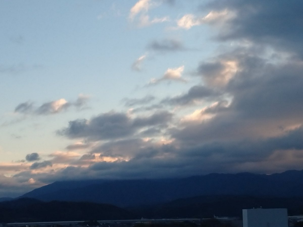 jamboku's tweet photo. おはよう御座います(^^)

お蔭様で二日間👵も笑顔で🐶と戯れ👵🐶共に上機嫌👵🐶✨

父さん。生前遺した約束の日
誰にも告げず一人に任せりゃいい。

��やか好きで弄られキャラだったけど(笑)
今日は、御先祖さん【祖父】何卒御勘弁を
#合掌
#四十三回忌
#イマソラ
#元気なヨーキー
#吉祥草寺 https://t.co/BO7zklqj7G