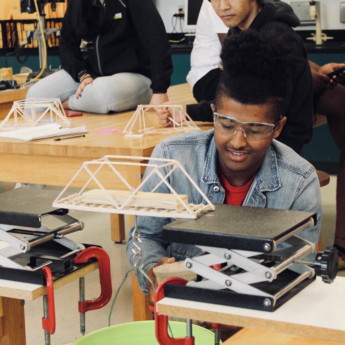 claynylund's tweet photo. Bridge Project Champs‼️🐝
.
.
.
#principlesoftechnology #highschoolengineering #highschoolphysics #iteachphysics #bridgecompetition https://t.co/TBSmdEzMv1