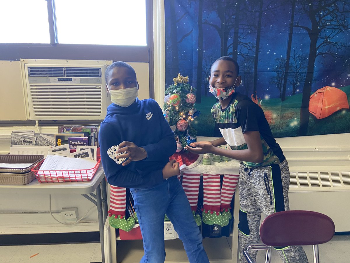 christinaAPMS's tweet photo. 7th graders having a blast decorating!🎄❄️☃️ https://t.co/BxIJvHRtV5