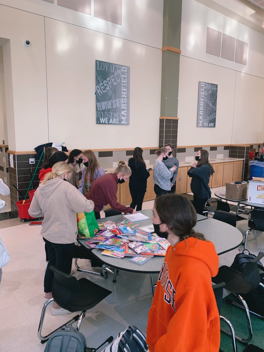 MarshfieldKC's tweet photo. Thank you to everyone who helped pack the bags for our senior citizens. And another shoutout to the Kiwanis who made this happen. We appreciate you all!! 🤗🤗 #WeRMarshfield #BetterTogether https://t.co/xHeqZH5mfa
