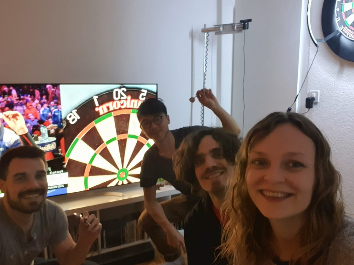 #dartzn Endlich wieder DartsWM auf DAZN mit den bestesten Kommentatoren! Grüsse aus der Schweiz 🧀🧀🧀