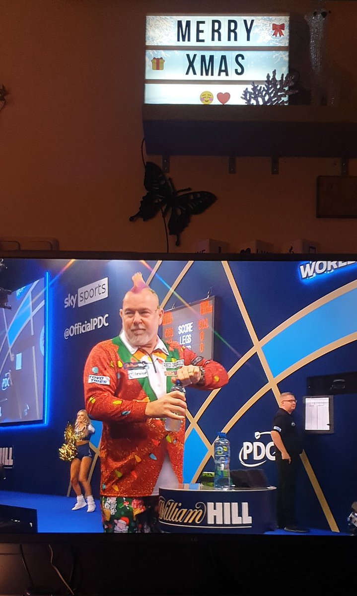 cvalenkamp's tweet photo. @snakebitewright Love your outfit! Wishing you and your family a very merry christmas and thank you for always bringing extra joy to the darts!🥰🎄🍀 good luck! You're my  champion! https://t.co/EPU5HboVnG