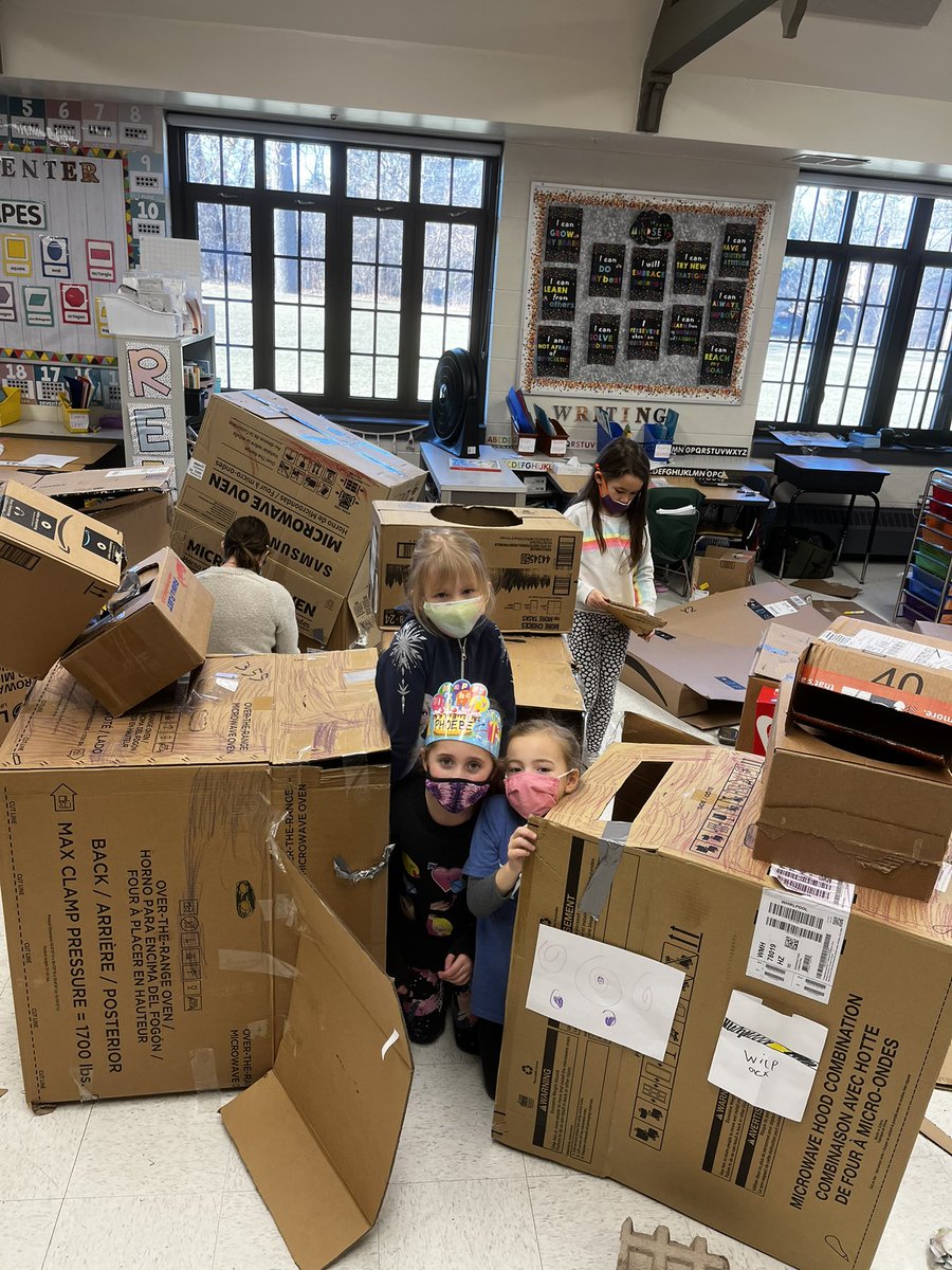 bekah_hopkins67's tweet photo. Lots of box day fun! Students got real creative with what they can build with their boxes! #RABoxDay https://t.co/vJnRxsMwJC
