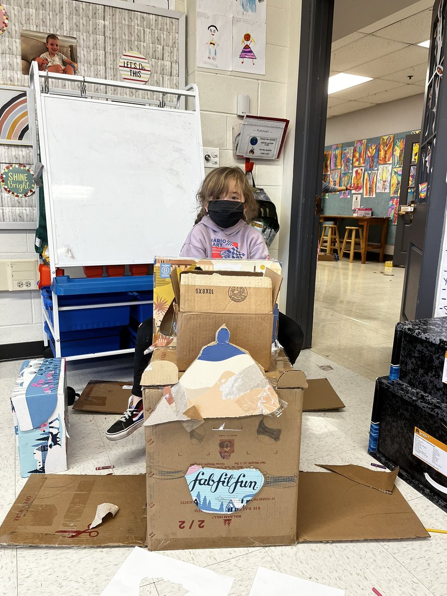 bekah_hopkins67's tweet photo. Lots of box day fun! Students got real creative with what they can build with their boxes! #RABoxDay https://t.co/vJnRxsMwJC