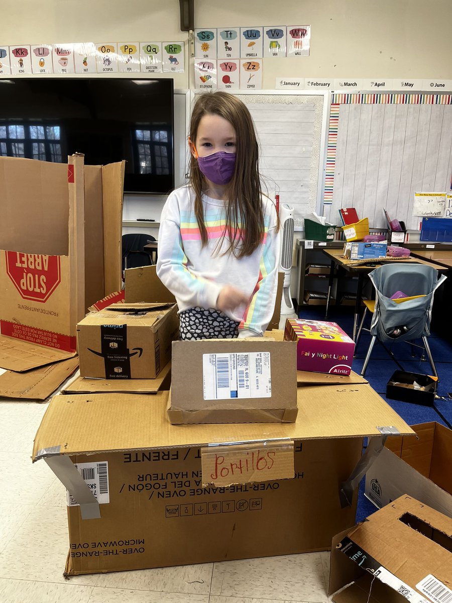 bekah_hopkins67's tweet photo. Lots of box day fun! Students got real creative with what they can build with their boxes! #RABoxDay https://t.co/vJnRxsMwJC