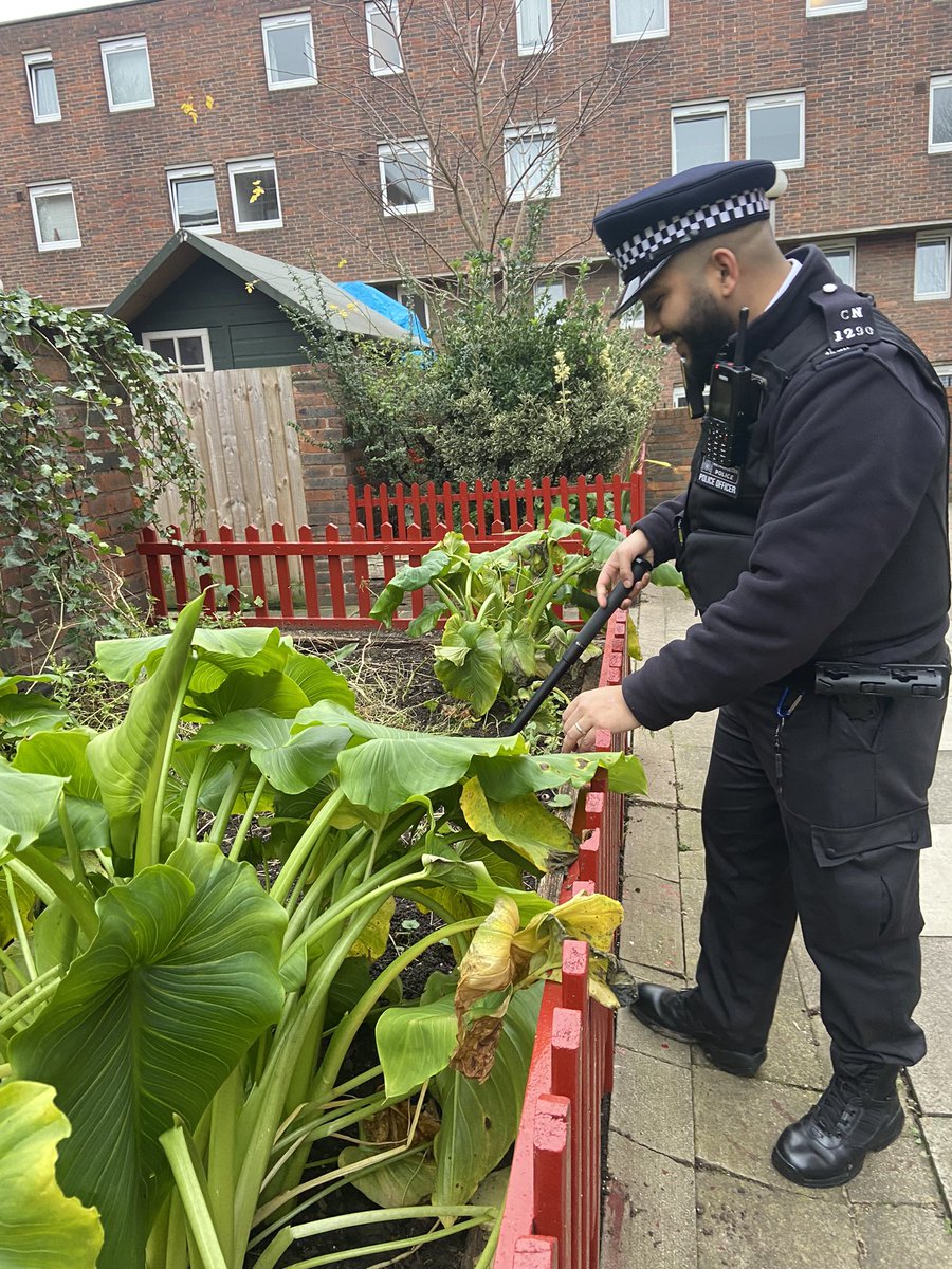 Today Hillrise and <a href="/MPSJunction/">Junction Policing Team</a> officers and patrolled the wards, two community resolutions where given out as a result of stopping suspects in drug hotspot areas. Stay safe and stay aware! 😊🚔