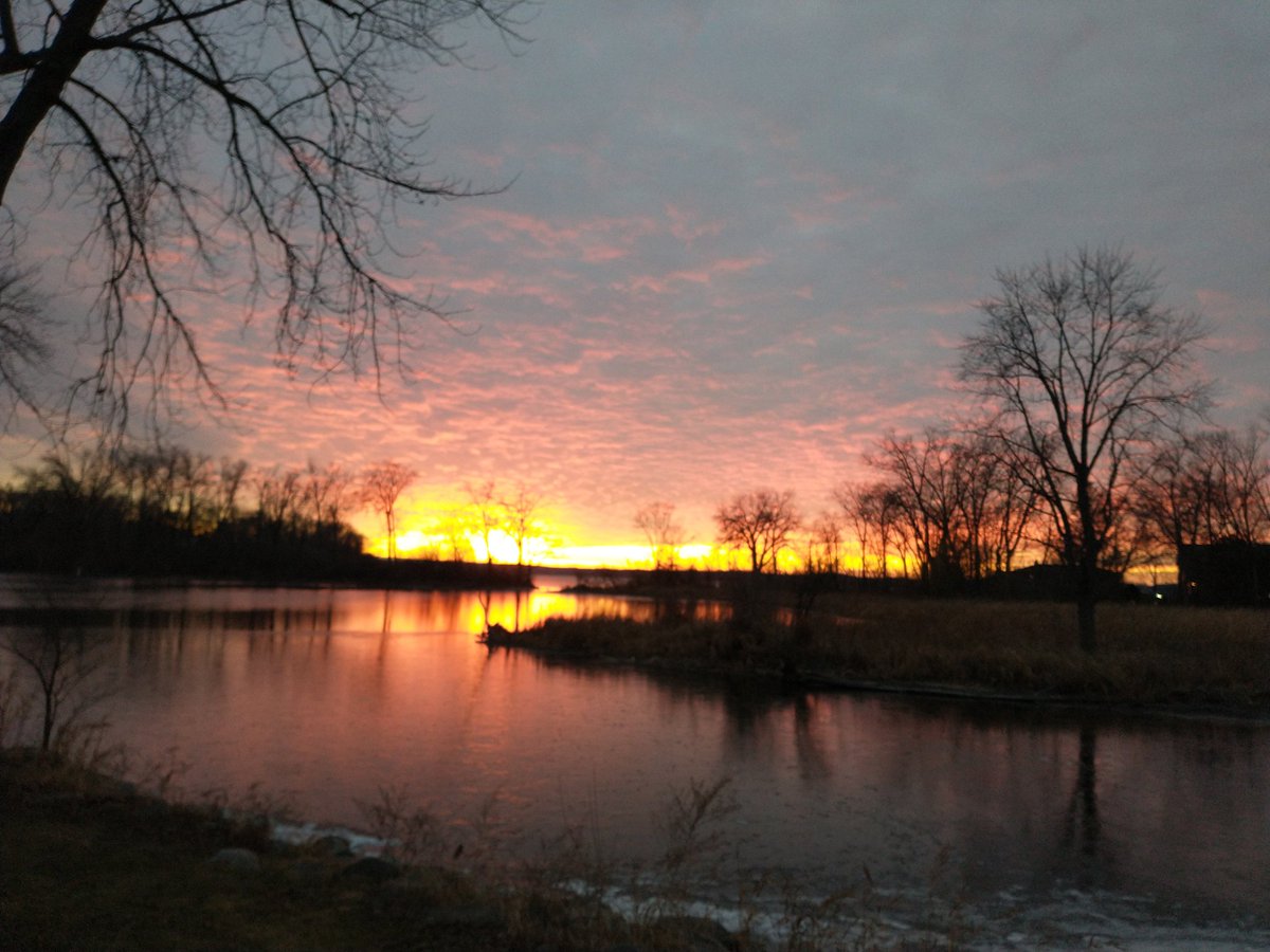 leemarkcom's tweet photo. Sunset this evening from Babcock County Park in McFarland, Wisconsin.
(Photo taken at 4:34 p.m. on 12/17/2021)
@NWSMilwaukee #wiwx #swiwx #DaneCountyWI #sunset #McFarland https://t.co/7v9Mpxxul5