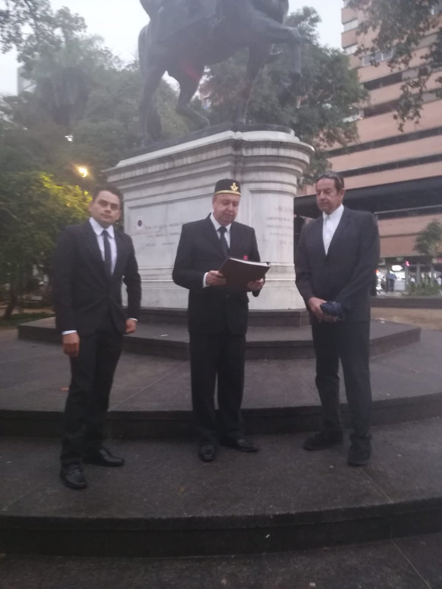 GranAntioquia's tweet photo. Gran Logia del Departamento de Antioquia en cabeza del Gran Maestro @alvacastanodiaz y en compañía de una delegación de la Federación Antioqueña, rinden honores al Libertador Simón Bolívar en #Medellín a 191 años de su fallecimiento fallecimiento.

#MasoneríaAntioquia #Masonería https://t.co/hnqdOKZzda