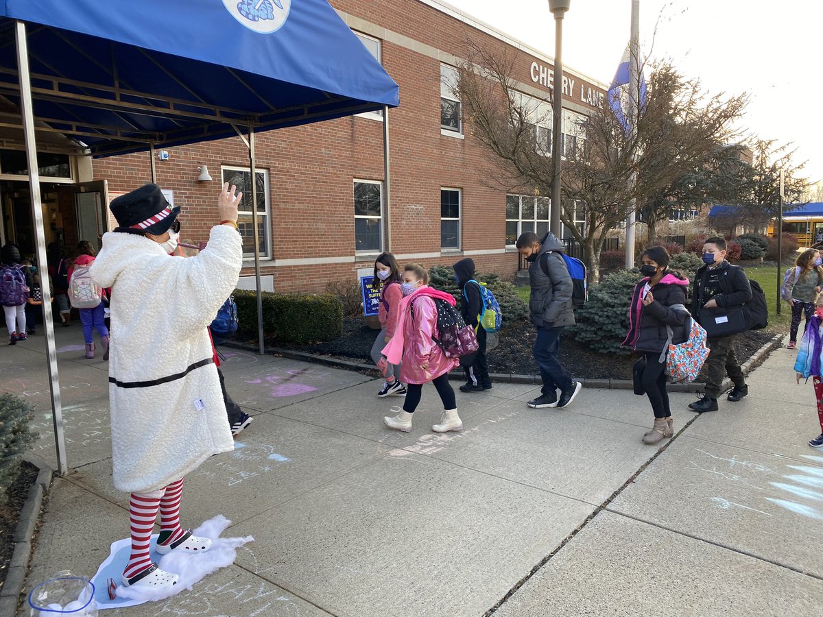 CherryLaneES's tweet photo. Today was Snowman Day @CherryLaneES! Mrs. Fox greeted the students as they came off the bus. Smiles were endless! ⛄️ https://t.co/55TsEzKUvR