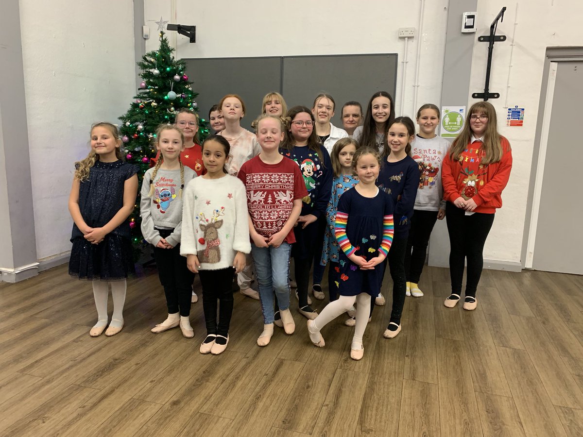 antheaking2's tweet photo. Christmas group photo ? Yes please π#Christmas2021 -#ChristmasParty #dancers #knowhowtoparty #fun #games #enjoyment https://t.co/gouCMdfMEr
