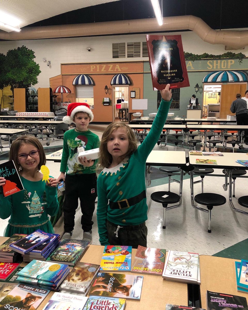 Students got gold medals 🏅and new books for meeting their mid year goals! 📚