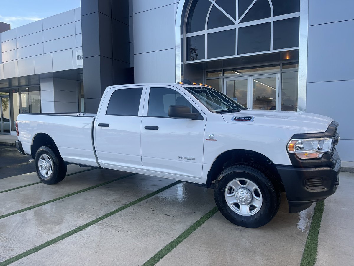 Seguimos con 🎄🎄🎄🎄🎄 mas larga del mundo . Flagship Chrysler Bayamón .. #ram2500longhorn. #ram2500cummins. #soldandburninggas 🔥🔥🔥. Bombazo navideño 🔥