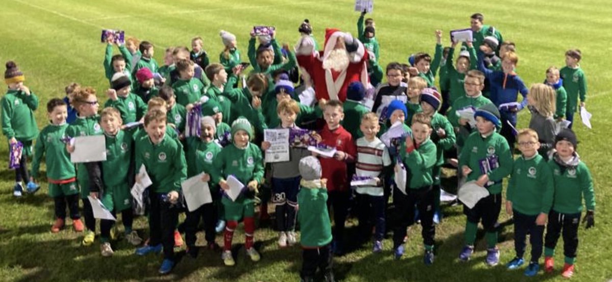 Mullingarsoccer's tweet photo. Great way to finish the last session of Mullingar Athletic AFC Grassroots Academy 2021 Block than with a visit from Santa 🎅

Thank you to everyone who made this a huge success🙏

Very special thanks to FAI Westmeath development officer Glen Byrne for coming out this evening https://t.co/9fhy383B0w