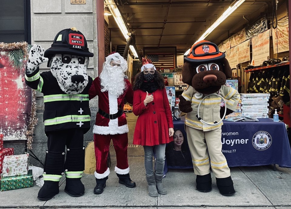 FDNY's tweet photo. FDNY members from #Engine92 and #Ladder44 joined @JoinJoyner, Santa, @HotDogFDNY and @SirenFDNY to spread holiday cheer at a toy distribution in the Bronx.
See more ways the FDNY is celebrating the holidays at: https://t.co/VTT9WRWn7K https://t.co/2IkW7UMpi9