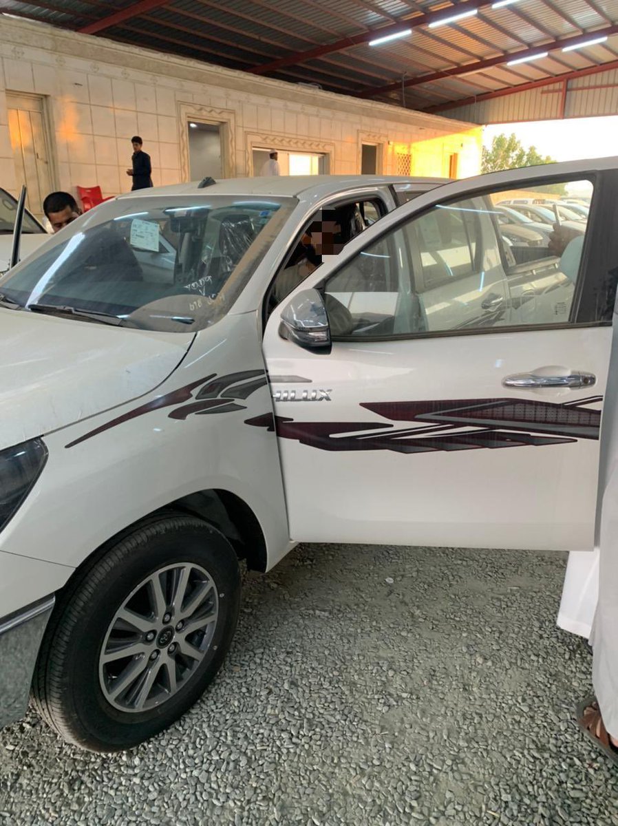 ask_Pashot's tweet photo. في موقف إنساني ..
أمير عسير #تركي_بن_طلال يهدي سيارة لأحد المواطنين بعد أن وجده متعطل على أحد الطرق. https://t.co/F59fQAYHD1
