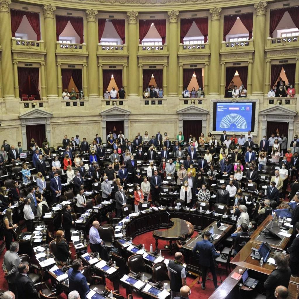 “Estamos a un paso de lograr la mayoría que necesitamos para voltear el presupuesto”. Hace dos dias anunciaron eso, y hoy cumplieron su propósito: Dejan sin múltiples obras e inversiones y, fundamentalmente, sin previsibilidad a nuestra Nación, provincias y municipios...!