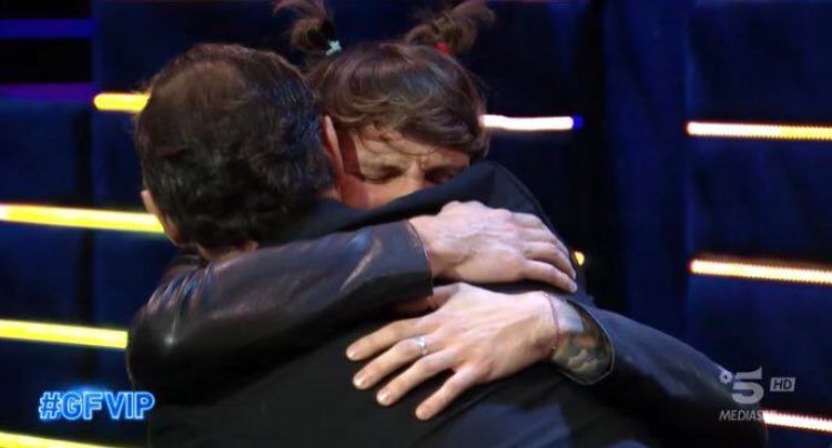 SimonaMoma8's tweet photo. Sta tutto qui, in questo abbraccio,nei singhiozzi di Manuel e nei sorrisi di Aldo, quei sorrisi che cercano di tranquillizzarlo, che gli dicono che lui ci sarà anche fuori. Siete stati aria pura in un contesto teatrale. #AldoMontano #ManuelBortuzzo #gfvip https://t.co/YkuAfi1ZZ9