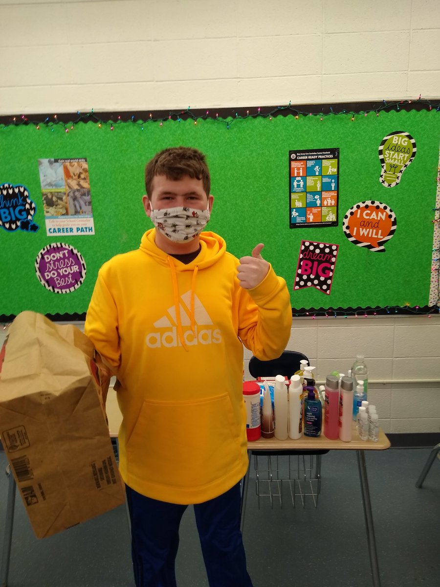 JLefebvrePTHS's tweet photo. @pthsHOPE @pthsnation Proud Panther Pals assisting with HOPE's blessing bag drive! Great collaboration for a good cause! https://t.co/mmvjvMoIWF