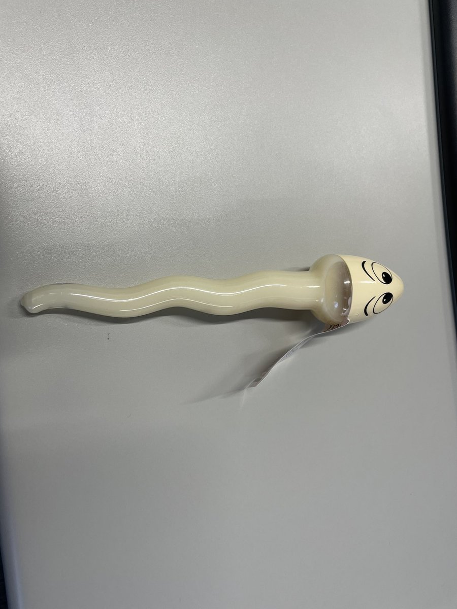 0987_JOKER's tweet image. 出社したらデスクに置かれてました🙄
スーーーーーーっ…あれやん…😦w

ちなみにアルコール15%のリキュールなので今は飲めません。
有事の際に飲もうと思います🤌
そんな早番ですが今日も頑張ります🙌
#白いやつ
#20ml