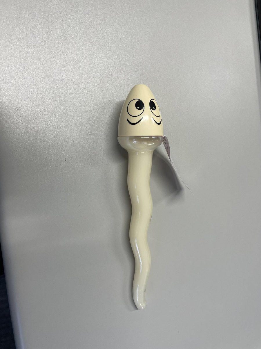 0987_JOKER's tweet image. 出社したらデスクに置かれてました🙄
スーーーーーーっ…あれやん…😦w

ちなみにアルコール15%のリキュールなので今は飲めません。
有事の際に飲もうと思います🤌
そんな早番ですが今日も頑張ります🙌
#白いやつ
#20ml