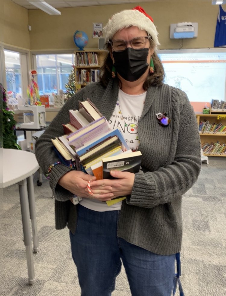 library_cook's tweet photo. Hey Cougars @cooksd38 #happyreading over the #WinterBreak! Check out all the books Mrs. Verkade @clumsypickles13 will be reading! #rtla38 #novels #ReadersChoiceReadingProgram https://t.co/0oMKlo3Yn0