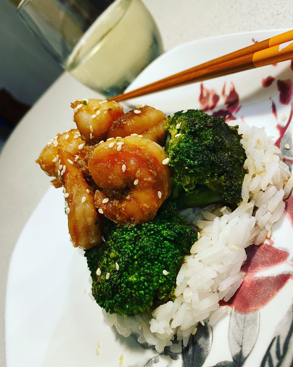 ChefAshley15's tweet photo. Honey garlic shrimp with broccoli! #cooking #healthy #FridayVibes https://t.co/eTc7j7nF2d