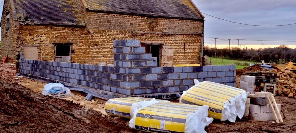 TheBarnHouseUK's tweet photo. Another busy few days with a weekend of brick salvaging and ironstone cropping ahead #TheBarnHouseUK https://t.co/PGfUJ2JeXV