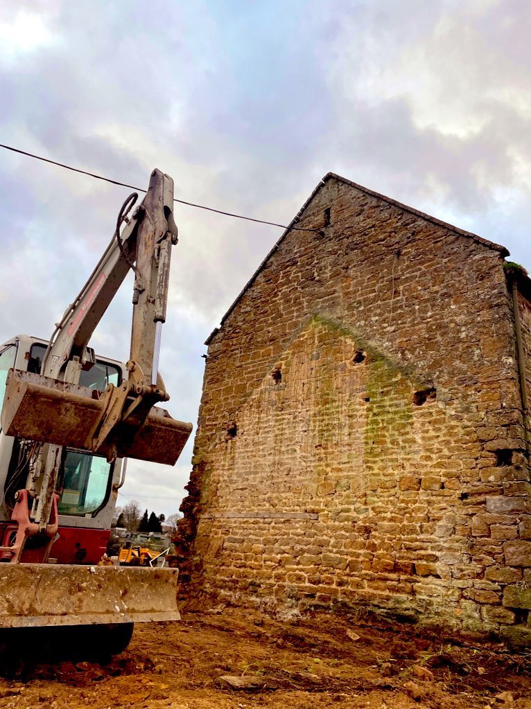 TheBarnHouseUK's tweet photo. Another busy few days with a weekend of brick salvaging and ironstone cropping ahead #TheBarnHouseUK https://t.co/PGfUJ2JeXV