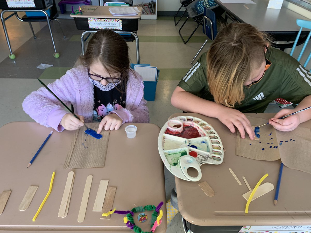 teacherhaston's tweet photo. A joy to have our Linking Generations grandma in to talk about traditions and then help us with our beautiful nativity craft @HolySpiritCS @EICSCatholic #linkinggenerations https://t.co/ufZSzBgXGq