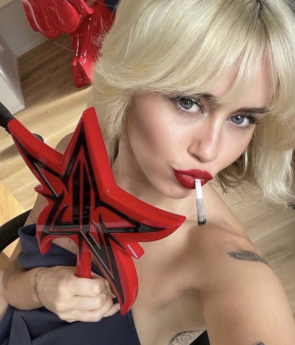 JeffreeStar's tweet image. The always stunning @MileyCyrus with my #JeffreeStarCosmetics Weirdo mirror 🕸❤️