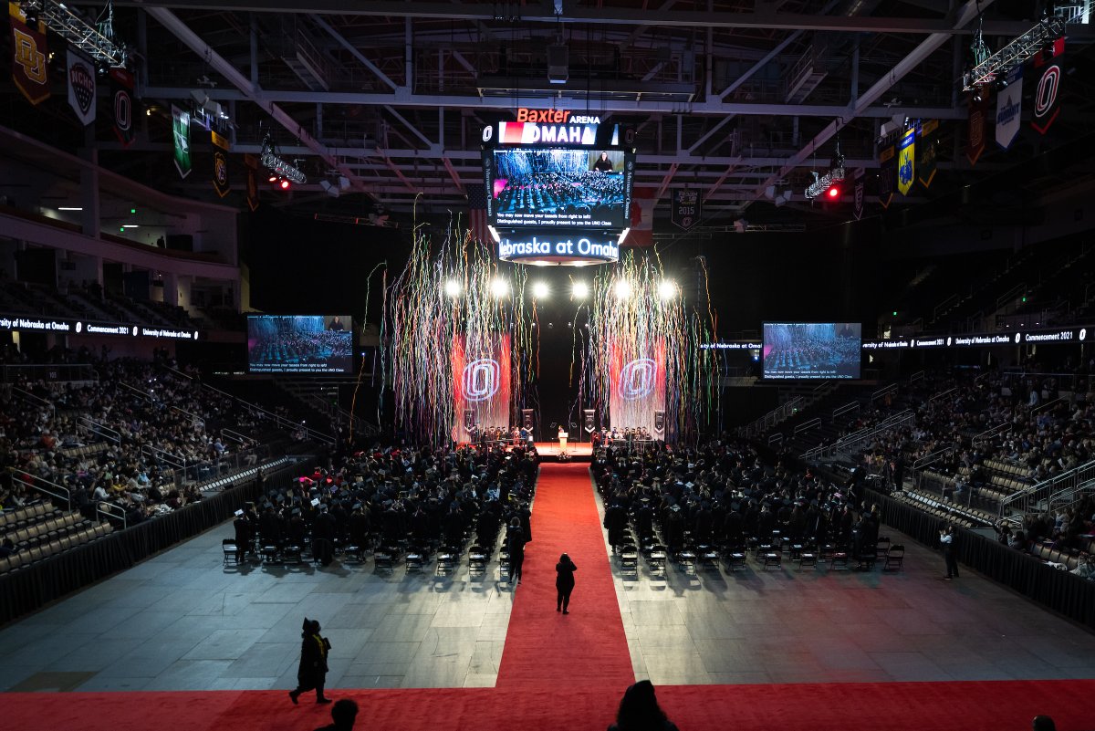 UNOmaha's tweet image. December 2021 Commencement is in the books! 📚🎉 #UNOmahaGrad

Congrats to those who are now a part of the Maverick Alumni family! ❤️