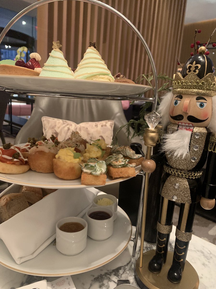 akrred's tweet photo. It’s Christmas time, a perfect day, high tea @ShangriLaTO & @nationalballet #thenutcrackernbc making memories 💕 @cityoftoronto https://t.co/QAmLrlDGSk