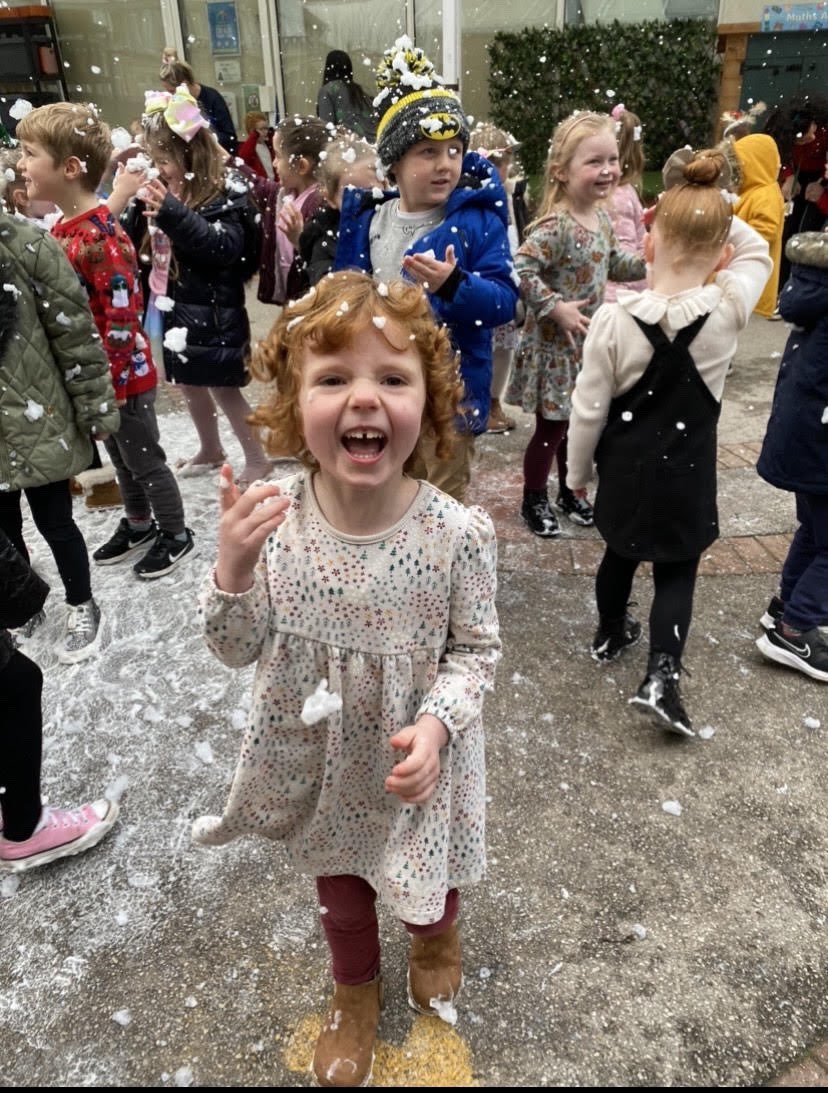 LiscardPrimary's tweet photo. A magical snowy finish to the term #magicweaving #snowtime #eyfs #ks1 #weatherwarning #christmas https://t.co/eCoLdPypEd