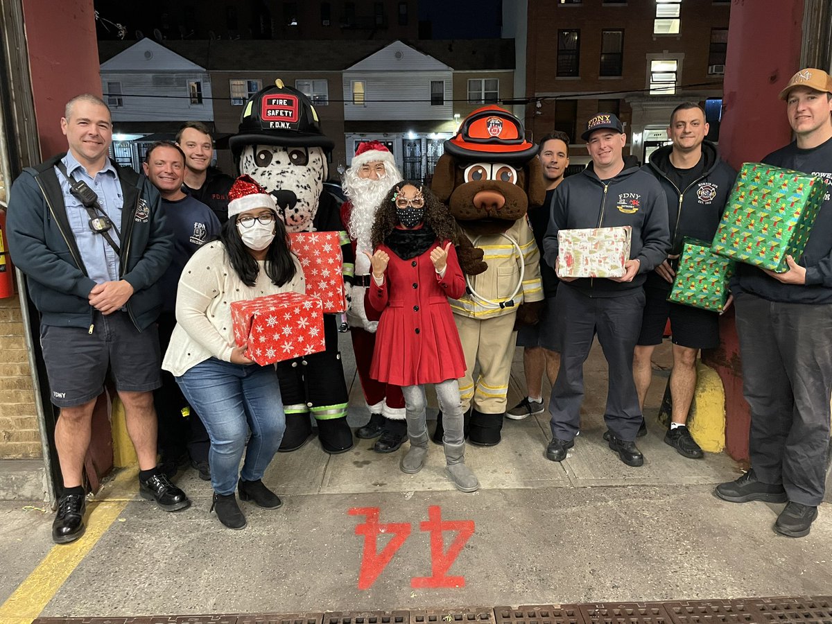 JoinJoyner's tweet photo. Thank you to our local #FDNY heroes, @HotDogFDNY & @SirenFDNY ๐๐ถ for their help in delivering holiday cheer ๐๐
๐ผ to #Bronx families and children at todayโs Toy Giveaway ๐งธ๐
#Engine92 #Ladder49 #Toys #HappyHolidays https://t.co/z6QW8mEU0u